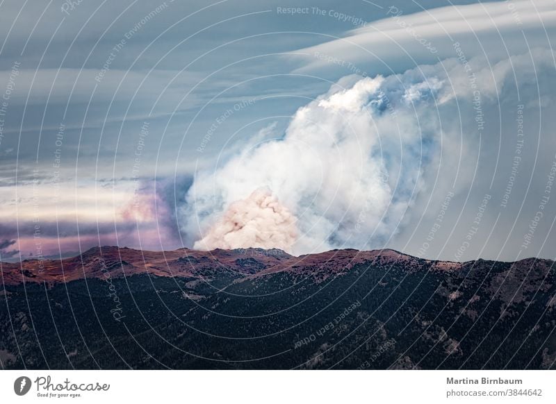 Waldbrände in den Rocky Mountains, Waldbrände im nördlichen Colorado mit riesigen Rauchwolken Dunst Brand Landschaft Flamme Natur Berge Unterfeuer Feuer