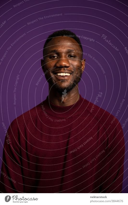 Afrikanischer Mann mit lächelndem Zähnchenlächeln schwarz Lächeln Zahnfarbenes Lächeln in die Kamera schauen afrikanische ethnische Zugehörigkeit Fröhlichkeit