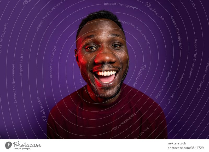 Afrikanischer Mann lächelt mit großem Lächeln in die Kamera Glück schwarz afrikanische ethnische Zugehörigkeit offener Mund Gesichtsausdruck Fröhlichkeit