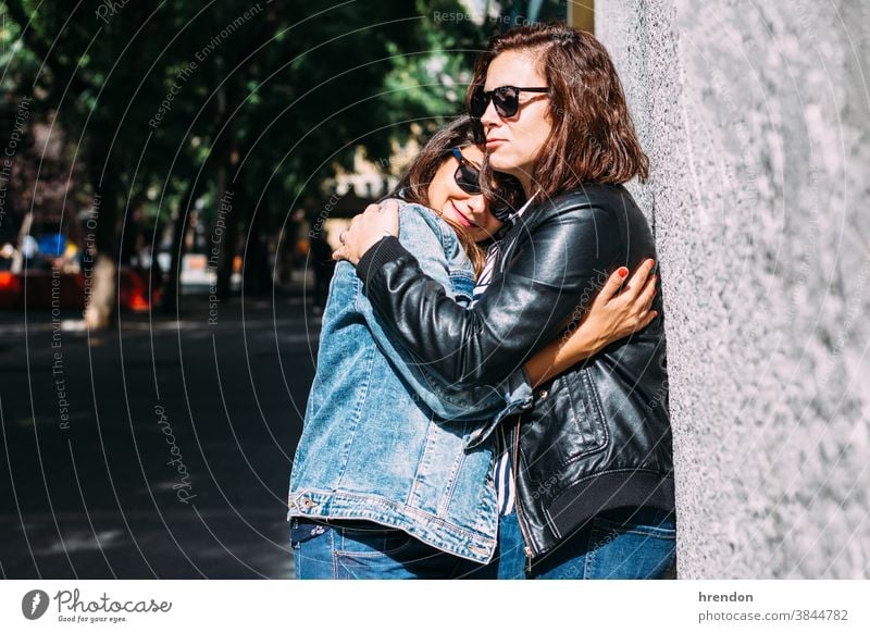 Frauenpaar, das sich auf der Straße umarmt lesbisch Paar Liebe Homosexualität im Freien Freundin Glück umarmend Lifestyle anhänglich Romantik
