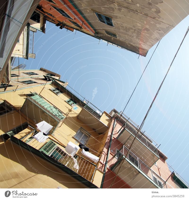 Halswirbelsäulentraining (38) häuser urban Stadt Himmel Architektur balkon sonnig Froschperspektive Sonnenlicht Schatten Menschenleer Außenaufnahme Farbfoto