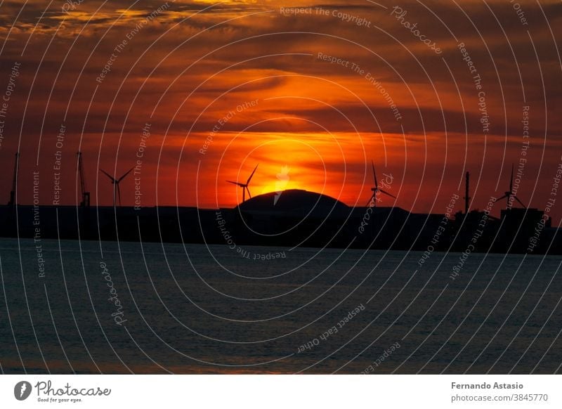 Sonnenuntergang mit oranger Farbe am Himmel am Strand von Getxo-Guecho. Spanische Gemeinde an der Küste des Kantabrischen Meeres, in der Provinz Vizcaya, im Baskenland