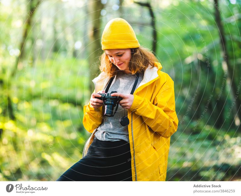 Fröhliche Reisende Frau Mit Rucksack Ein Lizenzfreies Stock Foto Von Photocase 