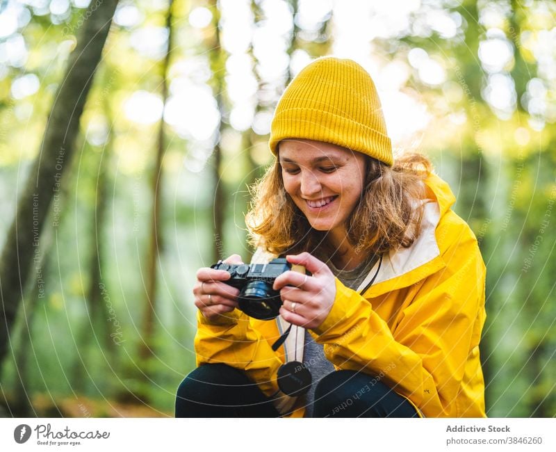 Fröhliche Reisende Frau Mit Rucksack Ein Lizenzfreies Stock Foto Von Photocase 