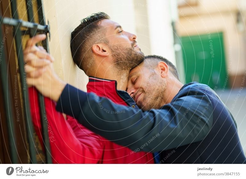 Schwules Paar In Einem Romantischen Moment Im Freien Ein Lizenzfreies Stock Foto Von Photocase 