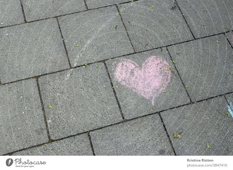 rosa herz mit kreide auf den gehweg gemalt herzchen bürgersteig straße boden pflaster zeichen symbol symbolisch liebe verliebt romantisch herzlich draußen
