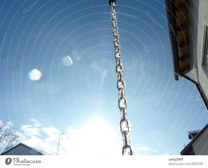 Abkühlung Himmel Sonne Winter Eis Frost Haus Dachrinne Kette Kettenglied Metall frieren hängen leuchten außergewöhnlich kalt blau gefroren Wintersonne tauen