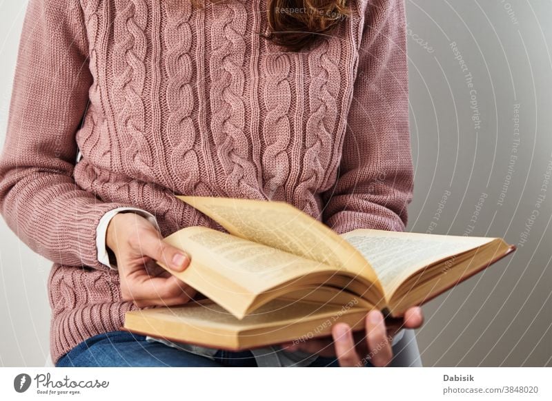 Frau, die sitzt und ein Buch liest. Entspannendes Konzept Page lesen sich[Akk] entspannen Bildung drehen. offen Reihe Schriftstück Wissen Wissenschaft Stapel