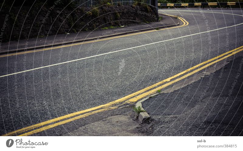 dport | Biegen Verkehr Autofahren Straße dunkel gelb Vorsicht Ecke Wegbiegung Linie Wegweiser Menschenleer Stadt Straßenbelag Beton gefährlich Farbfoto