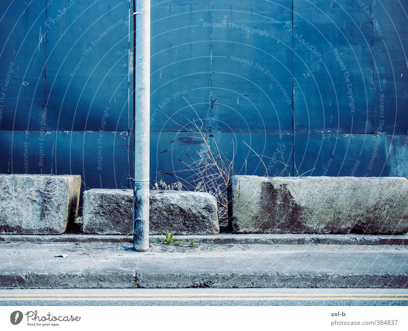 dport | Straße Stadt Mauer Wand blau grau Traurigkeit Einsamkeit kalt Wegweiser Peitschenlaterne Pfosten Betonklotz Stein Straßenbelag Bürgersteig Farbfoto
