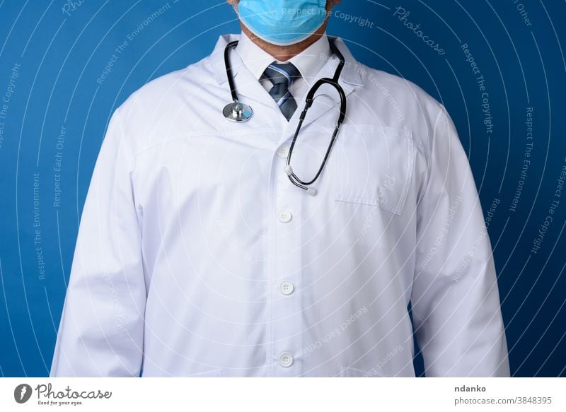 Arzt im weißen Kittel steht auf blauem Hintergrund Erwachsener Kardiologe Pflege Kaukasier Klinik Mantel Kompetenz Vorderseite Gesundheit Gesundheitswesen