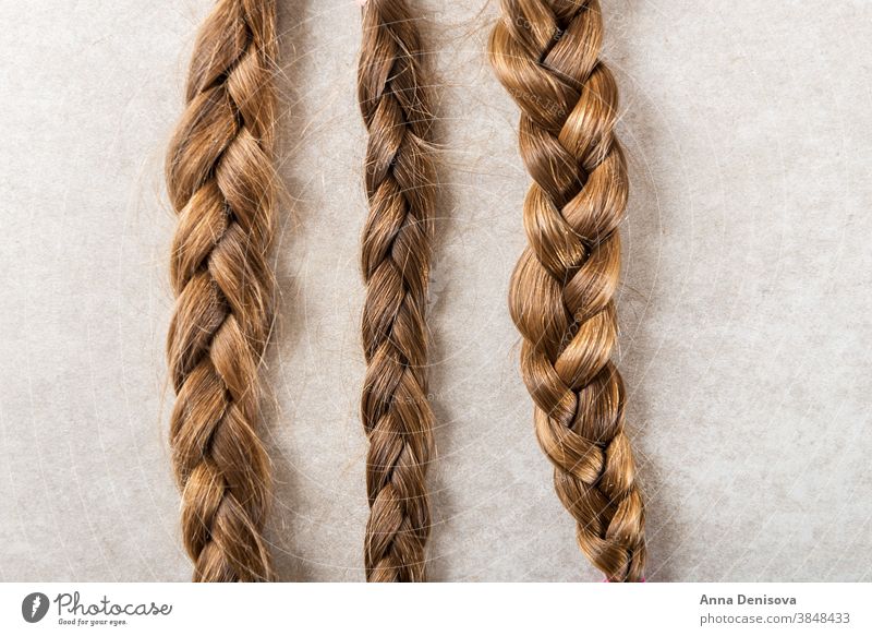 Lange Haare schneiden als Spende für Krebs-Wohltätigkeitsorganisation Behaarung Geldgeschenk Pferdeschwanz Zopf schenken geduldig Konzept weiß Geflecht geben