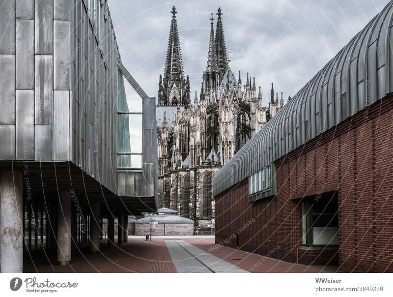 Kultur, Kunst und Kirche in Köln Dom Museum Museum Ludwig bewölkt Gewitter Straße Sehernswürdigkeiten Rhein Architektur Sehenswürdigkeit Wahrzeichen Kölner Dom
