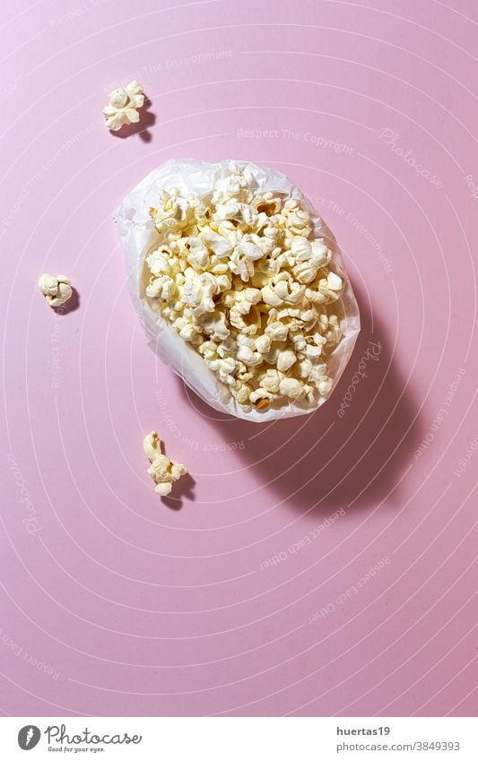 Hausgemachtes Popcorn auf buntem Hintergrund Popkorn Mais Snack Entertainment Lebensmittel lecker geschmackvoll salzig gesalzen frisch fluffig klassisch Farbe