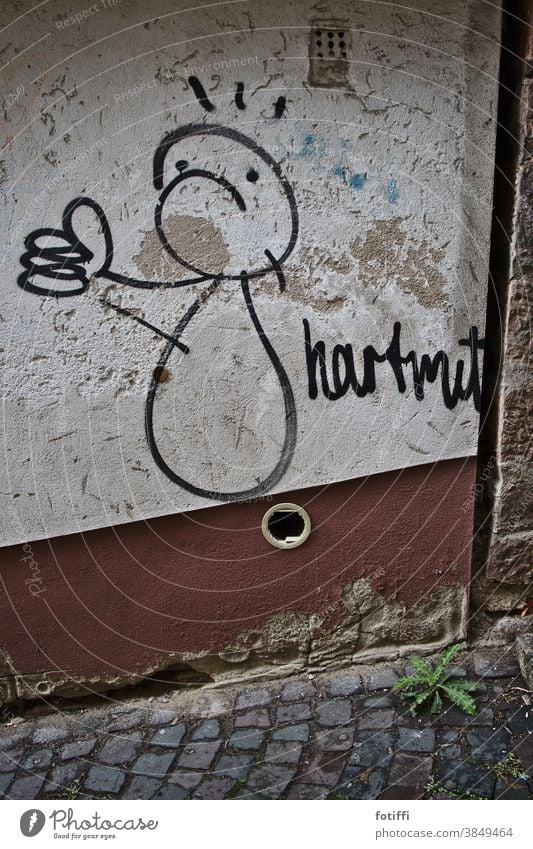 Hartmut an der Wand Graffiti graffity Mauer gesprayt Menschenleer Schriftzeichen Zeichen Fassade Stadt Gebäude Haus unzufrieden
