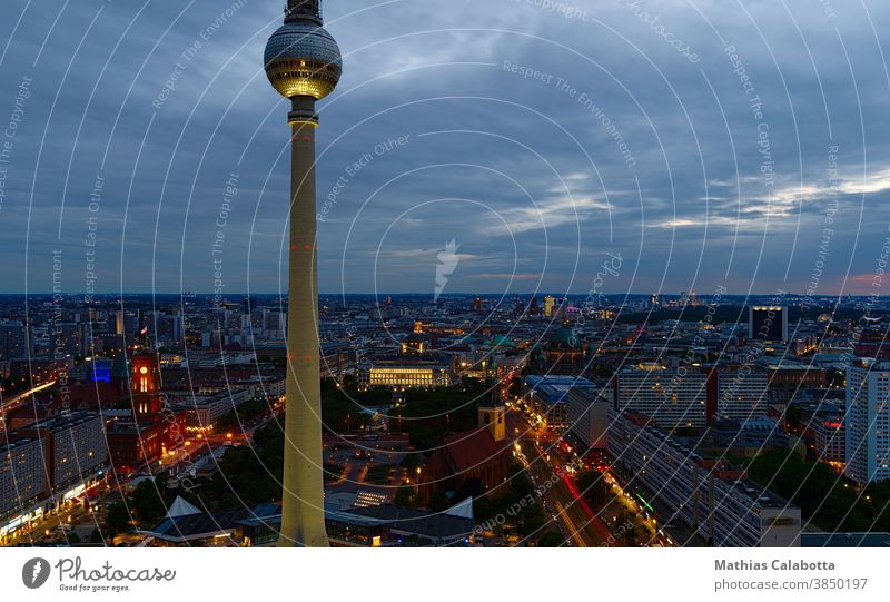 Berliner Fernsehturm bei Sonnenuntergang mit langer Belichtung fotografiert Nacht Skyline Turm Alexanderplatz Gebäude Großstadt Europa Deutschland Quadrat