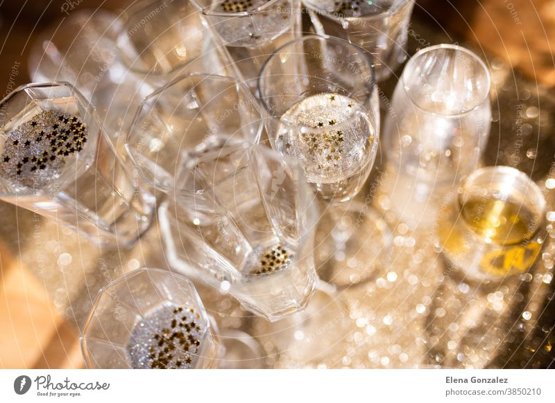 Mehrere Champagnergläser vor goldenem Weihnachtshintergrund. Feiern des Neujahrskonzepts. Weihnachten Frohe Weihnachten Lichter funkeln Grüße Glückwünsche Jahre