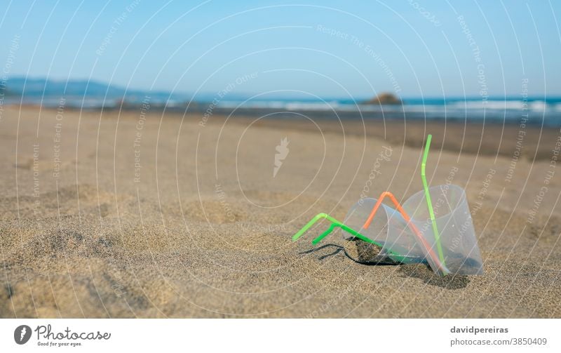 Strand mit Plastikbechern und Strohhalmen Müll Einwegbecher Kunststoff Afterparty MEER Meer kontaminiert Sand dreckig Umwelt Natur Verschmutzung Abfall Küste