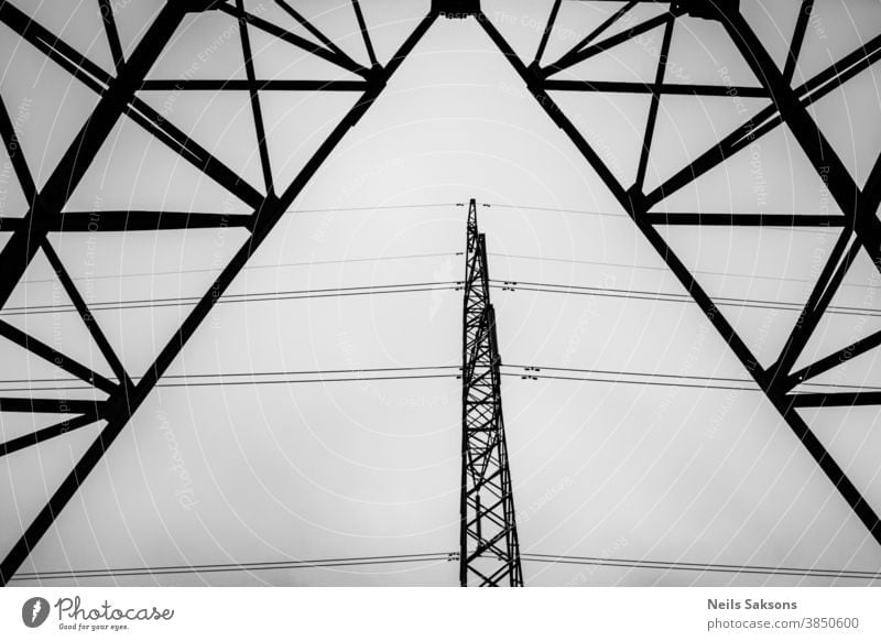 Hochspannungsmasten und Hochspannungsleitungen Hintergrund blau Kabel Schornstein kühlen Turm Gefahr Verteilung holländisch elektrisch Elektrizität Energie
