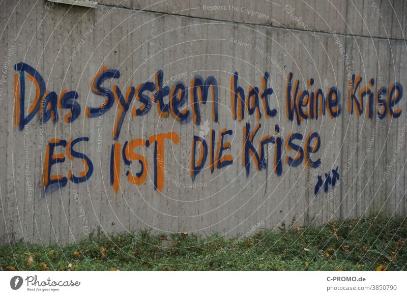Systemkritik an Hauswand Krise Systemanalyse Beton Graffiti Spruch Das System hat keine Krise es ist die Krise kapitalismuskritik Sachbeschädigung