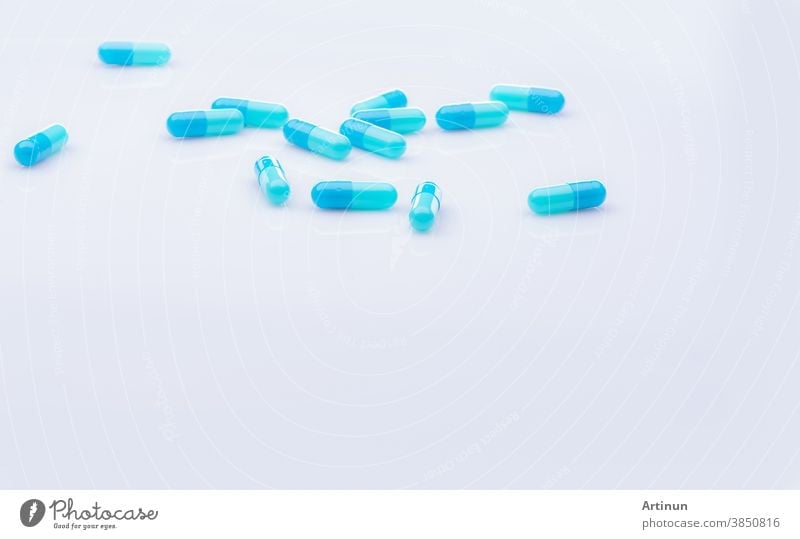 Selektiver Fokus auf blaue Kapselpille auf weißem Hintergrund. Pharmazeutische Industrie. Pharmazeutische Produkte. Gesundheitswesen und Medizin. Blaue Kapselpillen mit schönen Mustern. Pharmazeutische Herstellung.