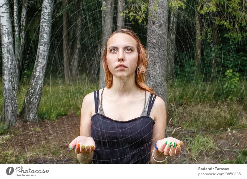 Porträt eines jungen schönen blonden Mädchens im Park im Regen im Freien Glück Erwachsener Frau Gesicht attraktiv Person Natur Lifestyle Sommer fallen Kaukasier