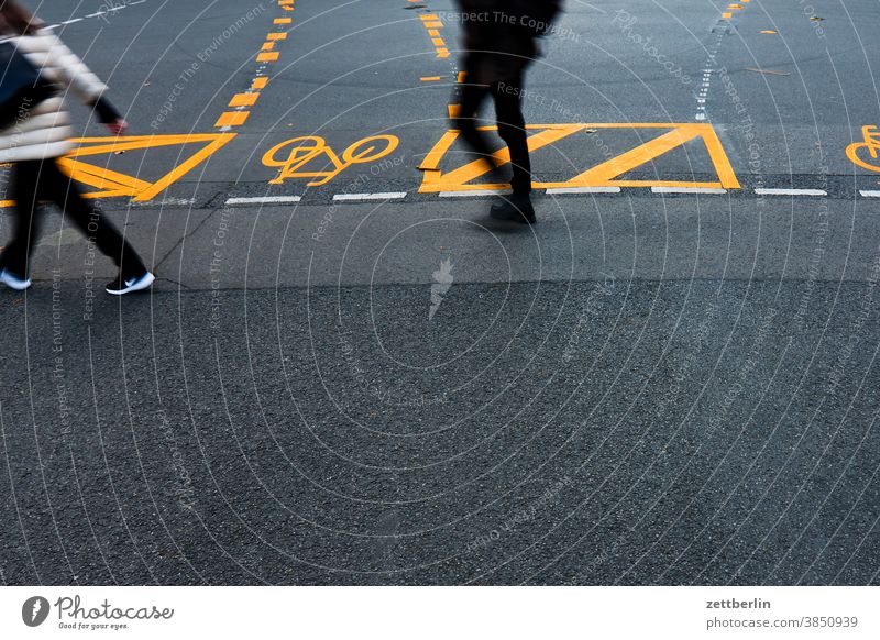Fußgänger in der Fußgängerzone Friedrichstraße, Berlin asphalt ecke fahrbahnmarkierung fahrradweg hinweis kante kurve linie links navi navigation orientierung