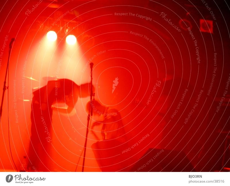 SoundCheck Konzert Show Bühne Mensch Licht Lampe rot Schlagzeug Mikrofon Verstärker Musik soundcheck Schnur Gitarre Kontrabass Scheinwerfer Muster Lautsprecher