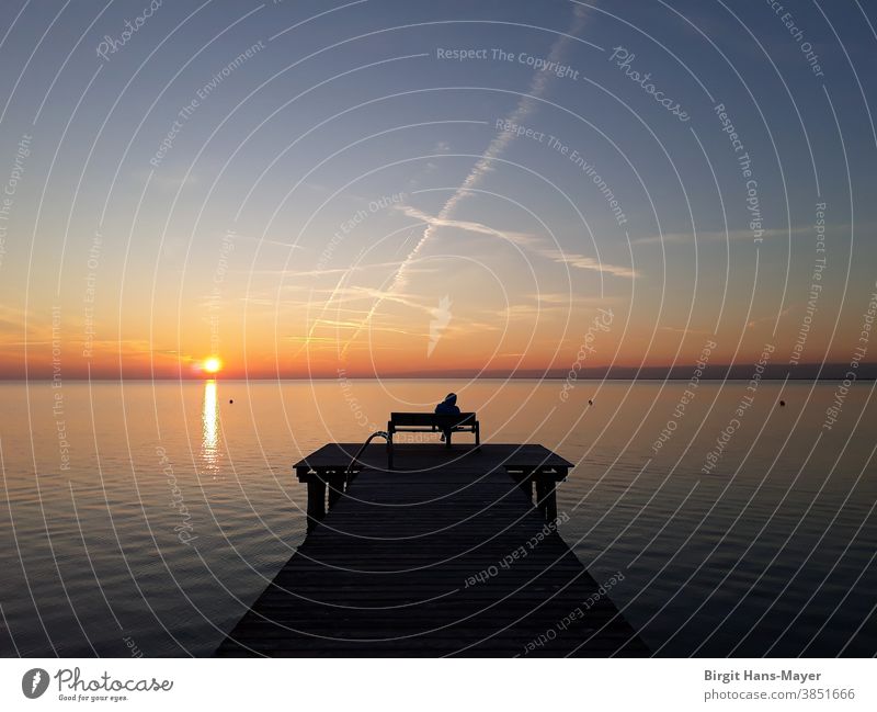 Einsamer Mensch am See Wasser Sonne Stimmung Wolken Sonnenuntergang Abend Reflexion & Spiegelung Licht Himmel Natur ruhig blau Seeufer Farbfoto Schönes Wetter