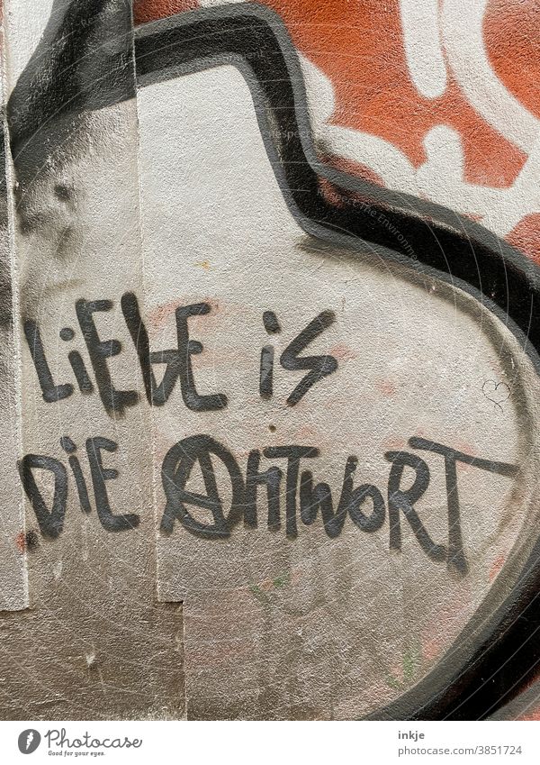 Deutsches Graffiti an der Fassade Farbfoto Außenaufnahme liebe Spruch Antwort Sinn Schrift urban Bedeutung Sinn des Lebens Antifa Politik Harmonie
