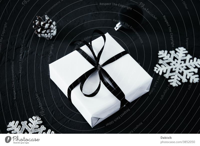 Weihnachtskomposition. Geschenkkarton mit und Weihnachtsdekoration auf dunklem Hintergrund, Draufsicht Weihnachten präsentieren Frohe Weihnachten dunkel