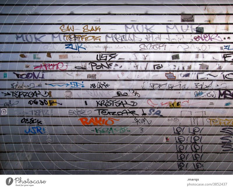 Getaggtes Metalltor Tor streetart Schmiererei Graffiti Schriftzeichen Wand Jugendkultur Straßenkunst geschlossen