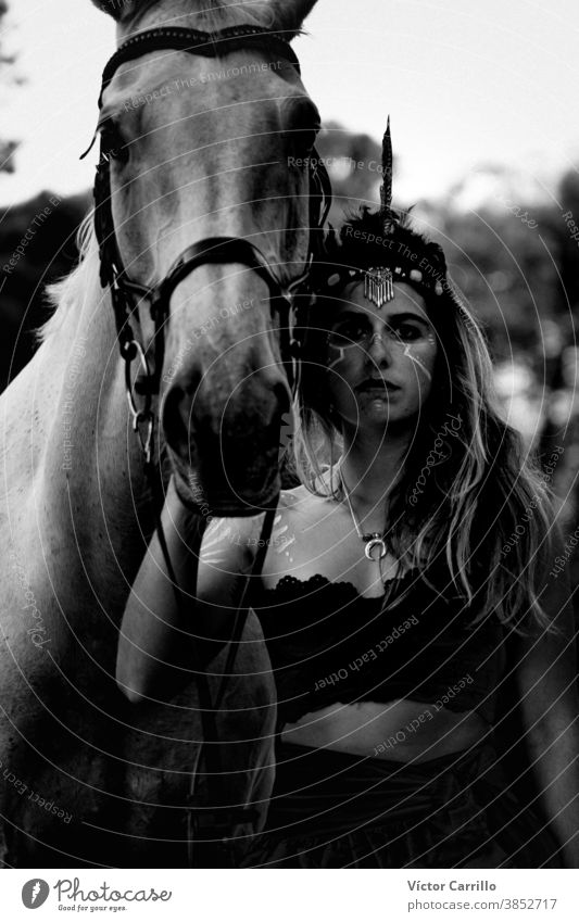 Junges schönes Mädchen mit weißem Pferd im Wald. Reiterin im Boho-Stil. Naturszene im Sommer. Tier attraktiv Schönheit Kaukasier Landschaft niedlich Kleid