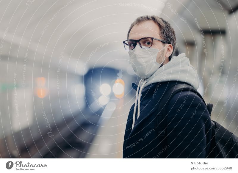 Coronavirus-Krise. Männchen befolgt Quarantänevorschriften, trägt medizinische Schutzmaske, reist in öffentlichen Verkehrsmitteln und kümmert sich während einer Epidemie oder Pandemie um die Gesundheit. Gefahr der Ansteckung mit dem Virus im Stadtverkehr