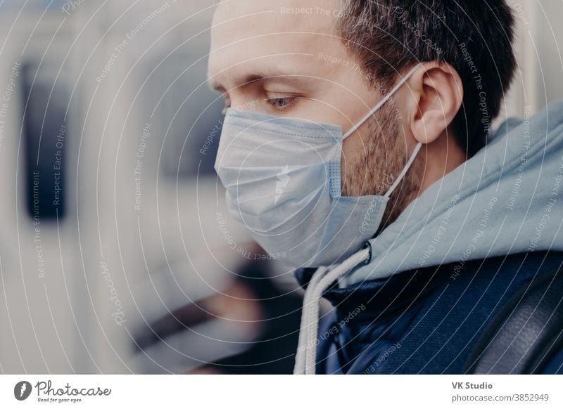Nahaufnahme eines schweren Mannes, der an überfüllten Orten geht, zur Arbeit in die U-Bahn pendelt, eine medizinische Maske zum Schutz des Gesichts während des Ausbruchs und der Coronavirusinfektion trägt. Seuchenschutzkonzept
