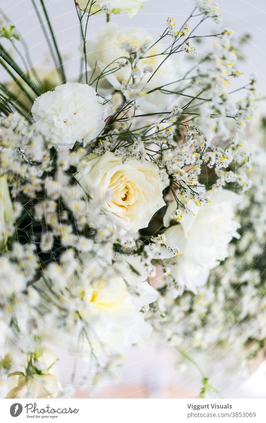 Ein Brautstrauß von einer Hochzeit Blumenstrauß weiße Blumen schön Dekoration & Verzierung grün