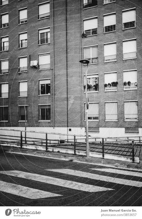 Wohnblock in einem Vorort in Schwarz und Weiß Fenster Viertel schwarz auf weiß Zebrastreifen Baustein Wohnungen demütig Schutz Straße Bürgersteig Jalousien Haus