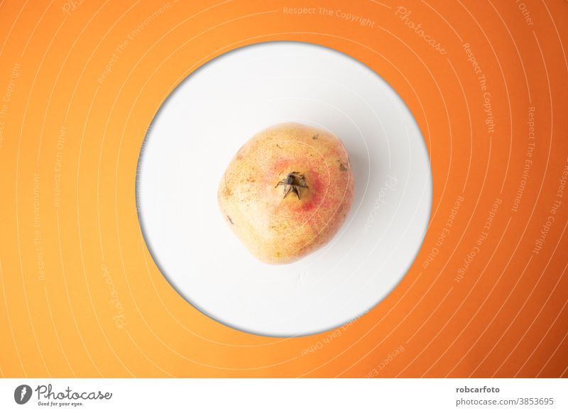Granatapfelfrucht auf orangefarbenem Hintergrund süß saftig hölzern Gesundheit Lebensmittel roh Natur natürlich Bestandteil Tisch organisch reif Vegetarier rot