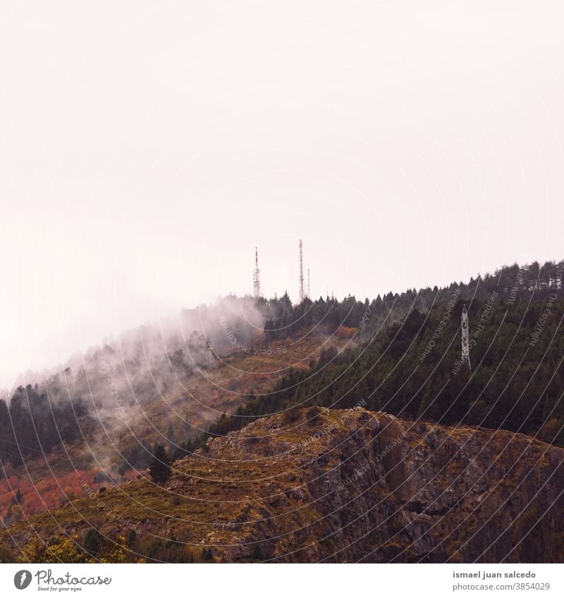 Berg mit Herbstfarben in der Herbstsaison, Bilbao, Spanien Berge u. Gebirge Hügel Landschaft Ansicht Natur Ländliche Szene Bäume Wolken Nebel nebliger Morgen