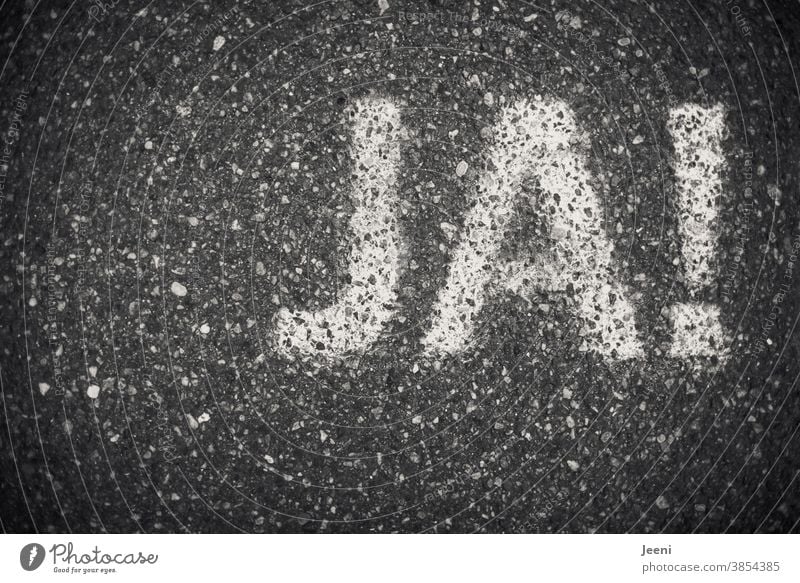 Das Wort JA auf einen Weg gemalt - Straßenmalerei Ja Zustimmung Entscheidung heiraten Entschlossenheit Text Kreide Asphalt Kreativität Kunst Buchstaben