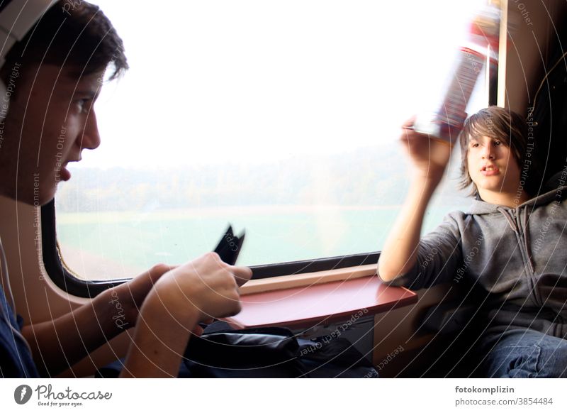 zwei Jungen am Fenster im Zug Eisenbahn Personenzug Personenverkehr Kindererziehung Zugabteil Schüler zug fahren zugfenster Kindheit