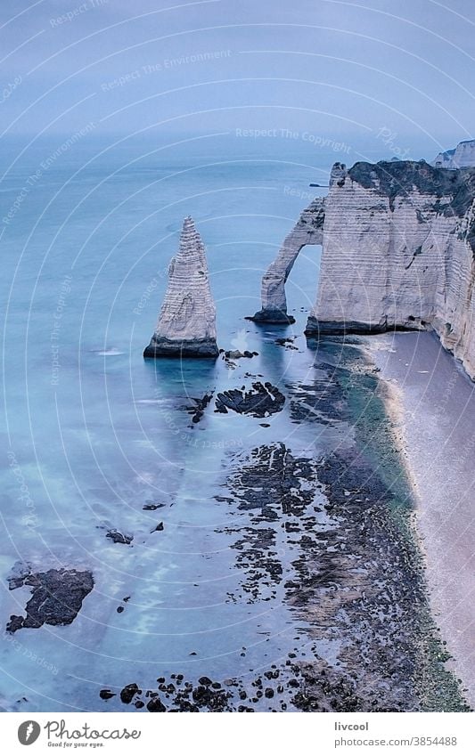 blick auf den fels von etretat, normandie Porte daval Landschaft Ansicht blau romantisch nostalgisch Blaue Stunde la porte damont Küste Strand Klippen Szene