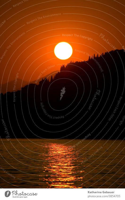 Sonnenuntergang am Gardasee rot Wasser Meer Abend Abendrot Berge Landschaft Himmel Sommer See Erholung