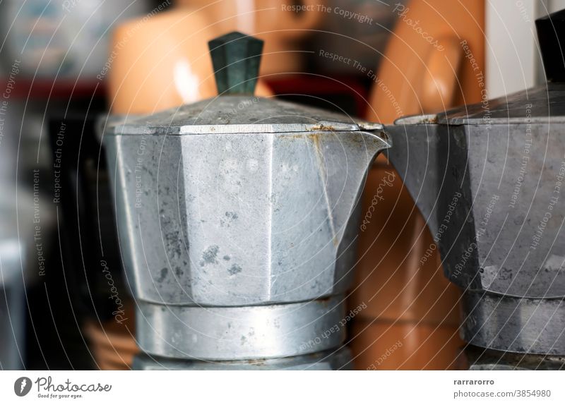 Nahaufnahme einer alten Kaffeekanne in einer Speisekammer. Mokka Moka-Topf Kaffeemaschine Rostfreier Stahl Küchengeräte Espresso Espressokocher ruiniert