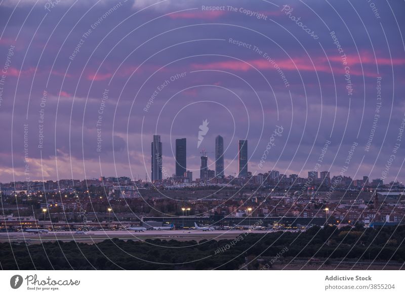 Scenery von Megapolis mit hohen Wolkenkratzern in Abend cuatro torres Business Zentrum Sonnenuntergang Großstadt Stadtbild Stadtzentrum Gebäude Madrid Spanien