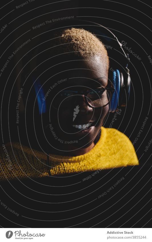 Positive Radiomoderatorin im Studio Ausstrahlung Station Frau sprechen Mikrofon auf Sendung Wirt Freude ethnisch schwarz Afroamerikaner reden live Atelier