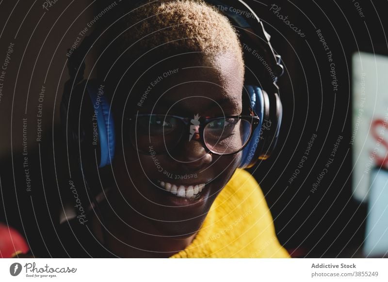 Positive Radiomoderatorin im Studio Ausstrahlung Station Frau sprechen Mikrofon auf Sendung Wirt Freude ethnisch schwarz Afroamerikaner reden live Atelier