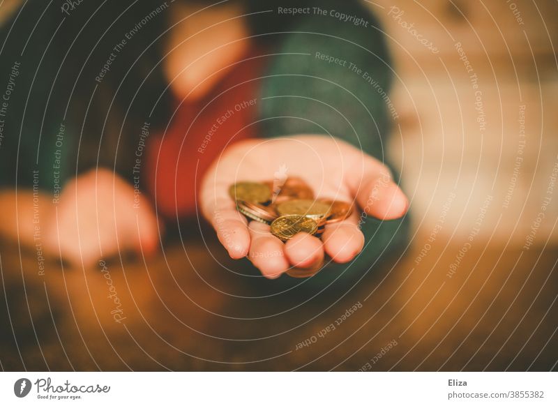 Frau mit einer Hand voller Geldmünzen Münzen Kleingeld geben sparen Finanzen Bargeld gespart Centmünzen Geldprobleme
