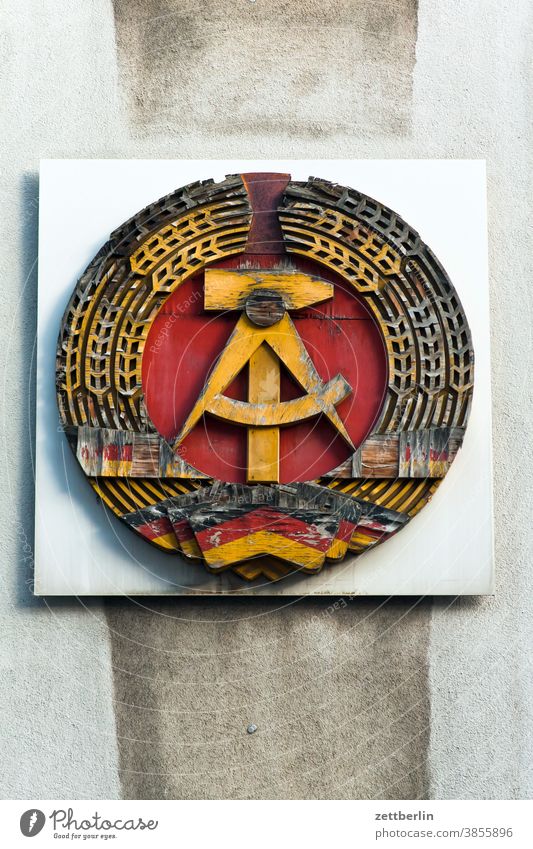 Hammer, Zirkel, Ährenkranz sich[Akk] beugen alex Alexanderplatz architektur Berlin büro Großstadt DDR deutschland dämmerung ehrenkranz Fernsehturm