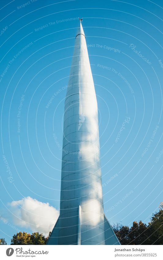 Raketenstart vor blauem Himmel Chemnitz Deutschland Kosmonautenzentrum Sigmund Jähn Küchwald Turm Wolken außerirdisch Nebel Rauch Raum Raumfahrt Raumschiff